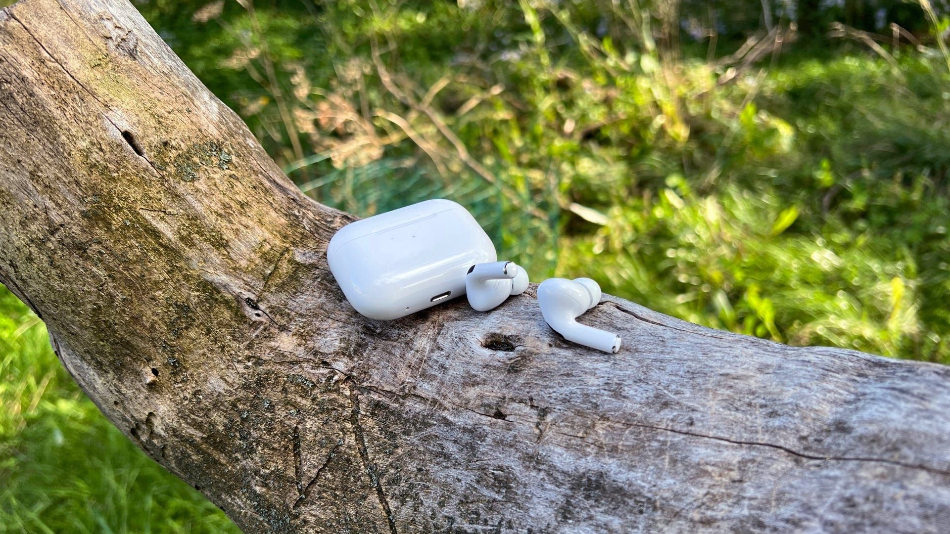 Apple AirPods Pro (2nd Gen) Review: The Best Earbuds for Apple Fans