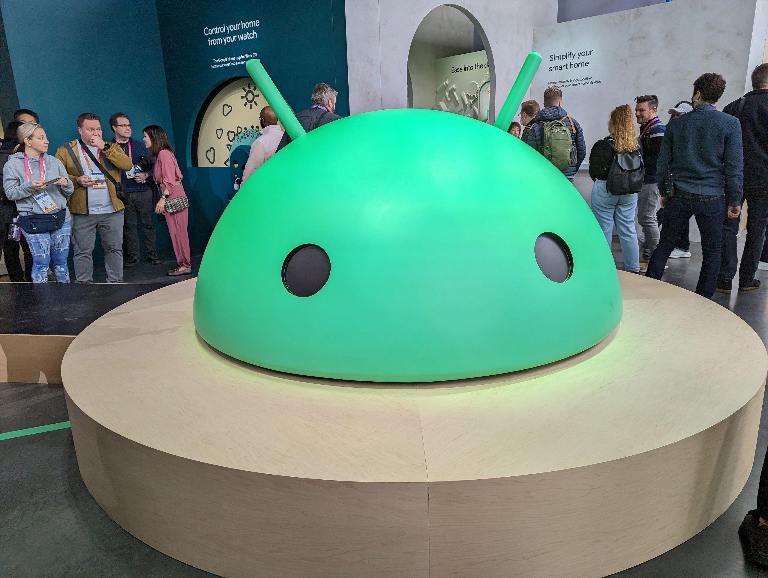 A green Android head